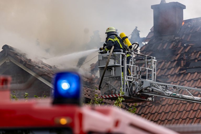 Einfamilienhaus brennt in Neetze