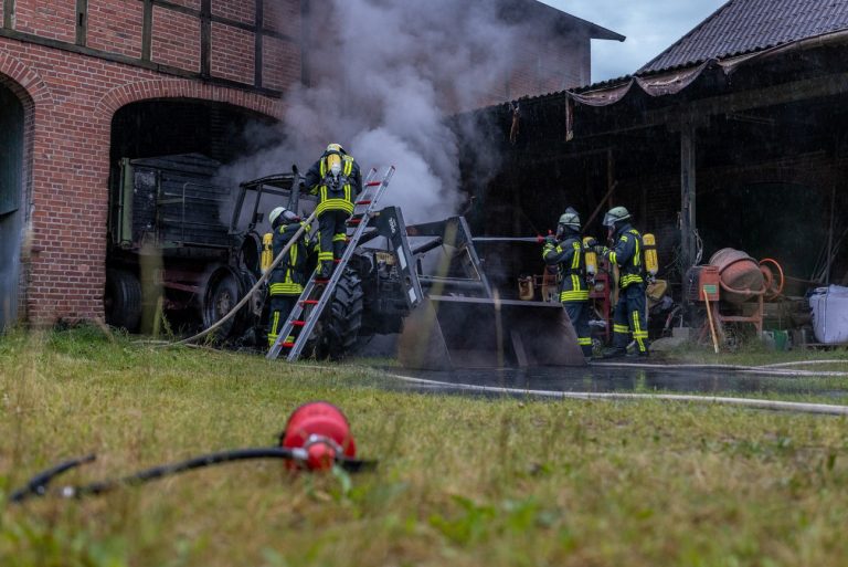 Traktor brennt in Rohstorf
